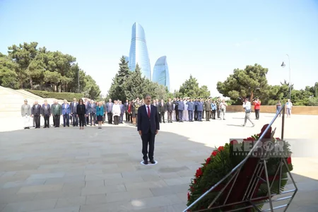 ​Zəfər Günü münasibəti ilə Bakıda Şəhidlər xiyabanı və Türk şəhidliyi ziyarət olunub