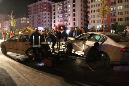 Türkiyədə toy karvanında 8 avtomobil toqquşub, 22 nəfər yaralanıb