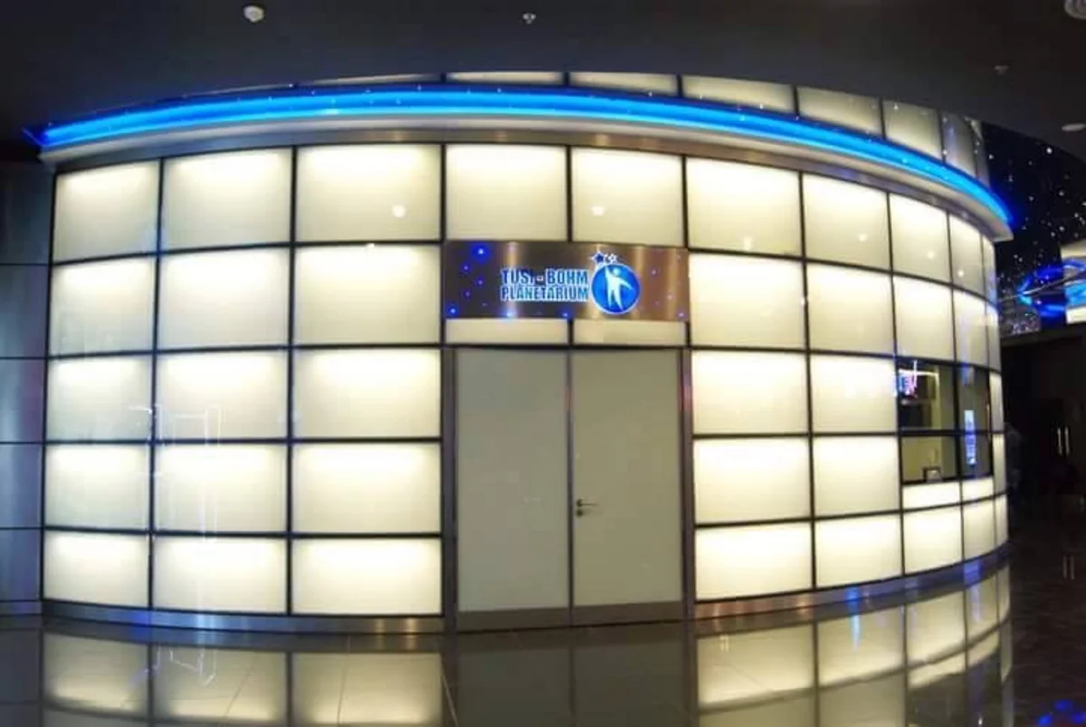 Park Bulvardakı planetariumda filmə baxan şəxs aldadıldığını iddia edir