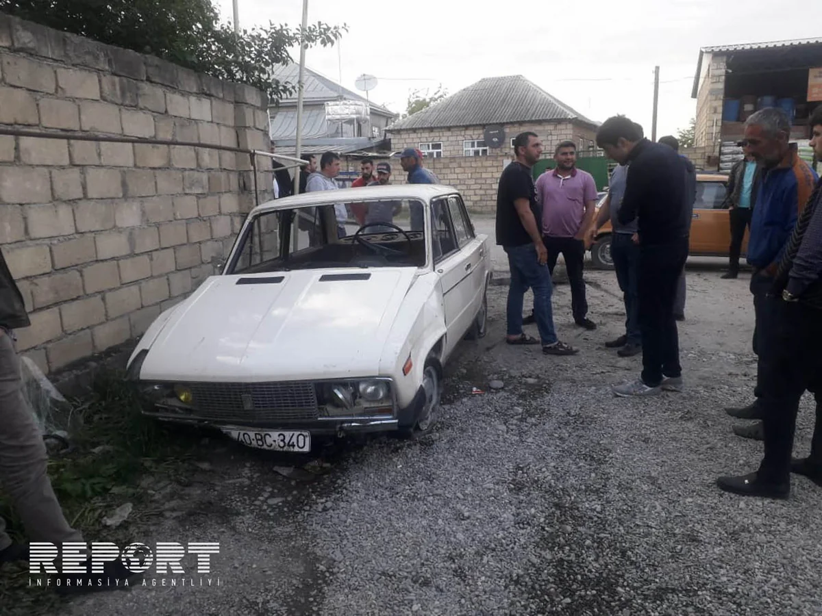 Qubada minik avtomobili səkiyə çırpılıb, xəsarət alan var - FOTO