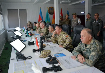 Azərbaycanın hərbi qulluqçuları Qazaxıstanda təlim çərçivəsində tranşey döyüşü nümayiş etdiriblər