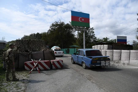 Azərbaycan polisi Qarabağın erməniəsilli sakinlərinə su paylayıb