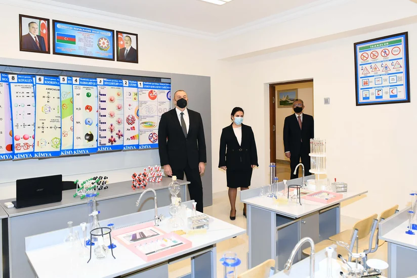 Президент Азербайджана ознакомился с условиями в школах в Сабунчу и Сураханы