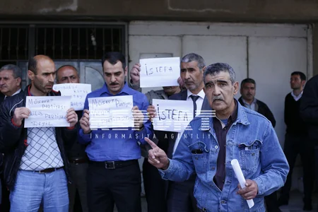 ​Müsavatın bir qrup üzvü partiya qərargahı qarşısında etiraz aksiyası keçirib - FOTO