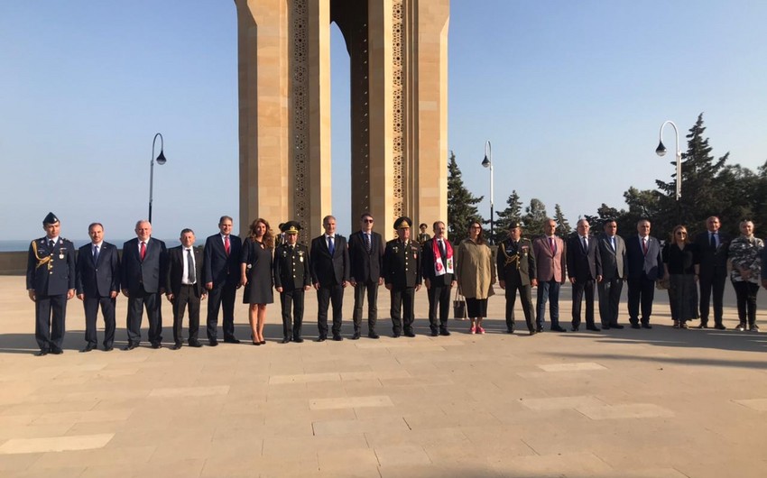 Turkish embassy officials visit Martyrs’ Lane, Turkish Martyrs’ Memorial in Baku