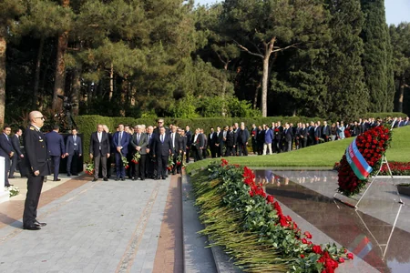 Bakı Metropoliteni”nin kollektivi Ümummilli Lider Heydər Əliyevin məzarını ziyarət edib