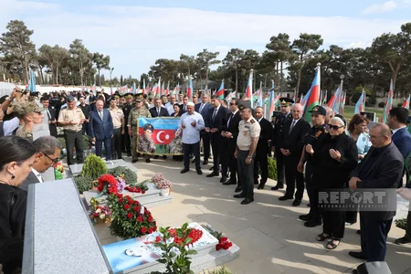 Azərbaycan xalqı antiterror şəhidlərinin məzarlarını ziyarət edir