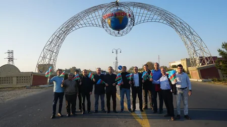 Parlament jurnalistləri cəbhə bölgəsində bayraq aksiyası keçiriblər - FOTOREPORTAJ
