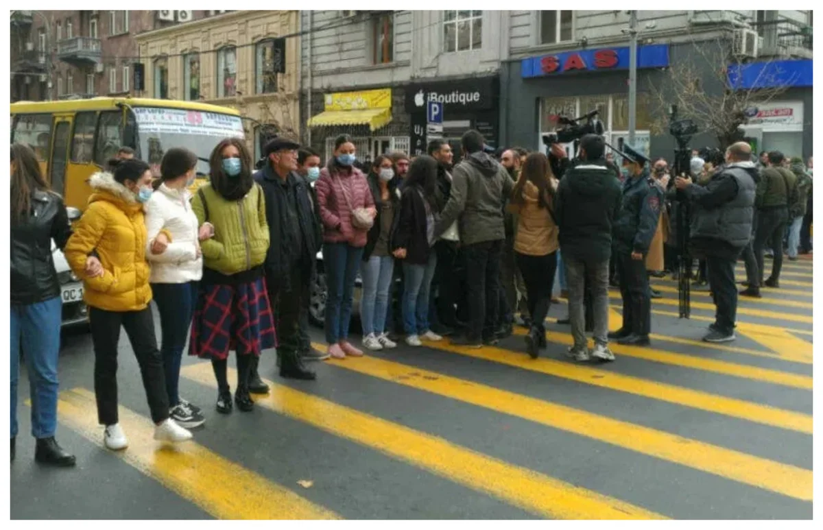 Yerevanda etirazçıların üstünə avtomobil sürülüb