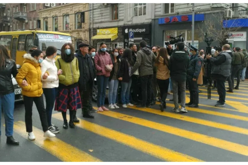 Yerevanda etirazçıların üstünə avtomobil sürülüb