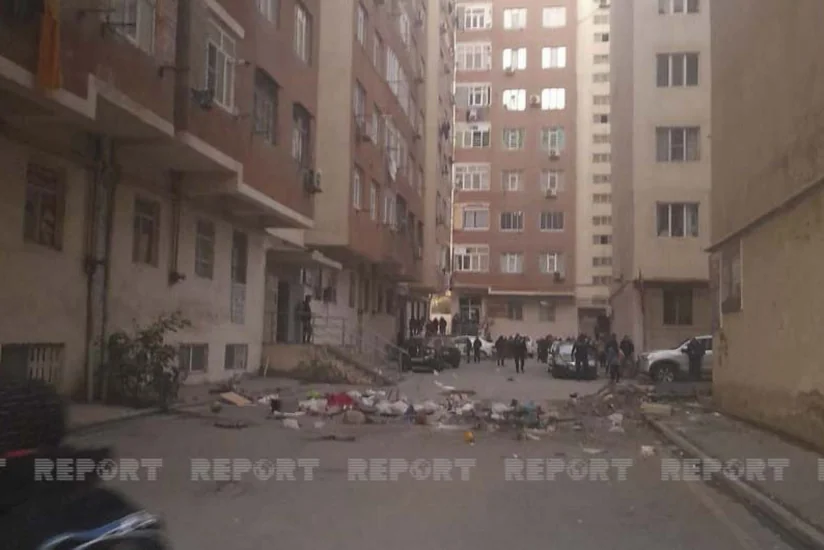 В Абшероне женщина, выбрасывавшая вещи с балкона во двор, передана бригаде врачей