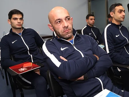 Azərbaycanın FIFA referilərinə emblemlər təqdim olunub