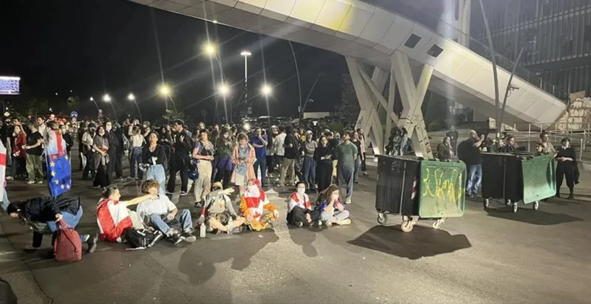 Tbilisidə etirazçılar Ədliyyə Palatasının binasına yürüş edərək yolu bağlayblar