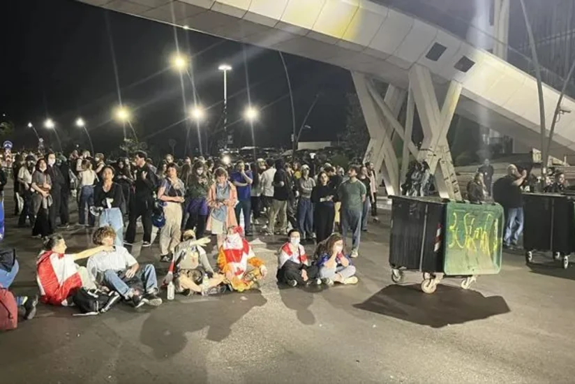 Tbilisidə etirazçılar Ədliyyə Palatasının binasına yürüş edərək yolu bağlayblar