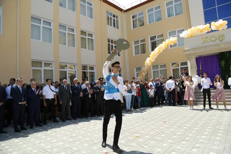 Təhsil naziri məcburi köçkün şagirdlərin Son zəngində  - FOTOREPORTAJ