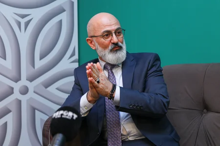 Səhnəyə həyat yoldaşı ilə çıxan aktyor: Aktrisa ilə yaxınlaşmağı, qucaqlaşmağı bacarmıram - MÜSAHİBƏ