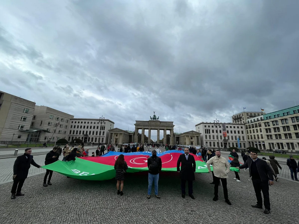 У Бранденбургских ворот прошла выставка «44 дня, ведущие к Победе»