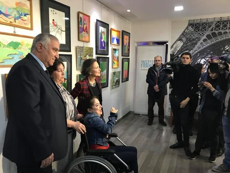 В Баку открылась выставка картин художницы, рисующей ногами
