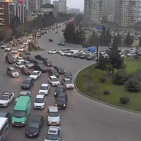 Bakının bir sıra yollarında nəqliyyatın sıxlığı müşahidə edilir