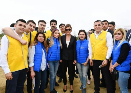 Prezident İlham Əliyev ulu öndər Heydər Əliyevin doğum gününə həsr olunan ağacəkmə aksiyasında iştirak edib - YENİLƏNİB