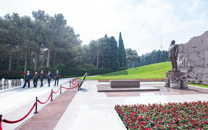 President of European Volleyball Confederation visits Alley of Honor in Baku