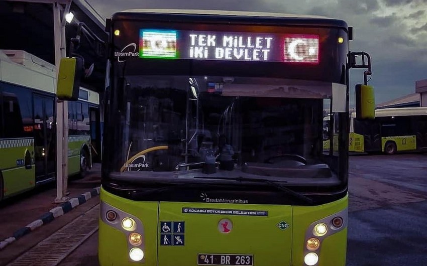 Türkiyədə avtobuslarda “Tək millət, iki dövlət” şüarı əks olunub