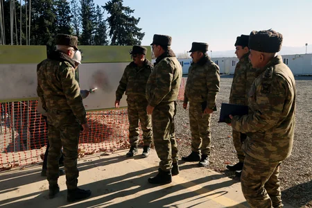 Müdafiə naziri cəbhəboyu zonada tikilməkdə olan bir sıra hərbi obyektlərə baxış keçirib
