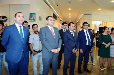 Azərbaycan milli geyimlərinin sərgisi açılıb