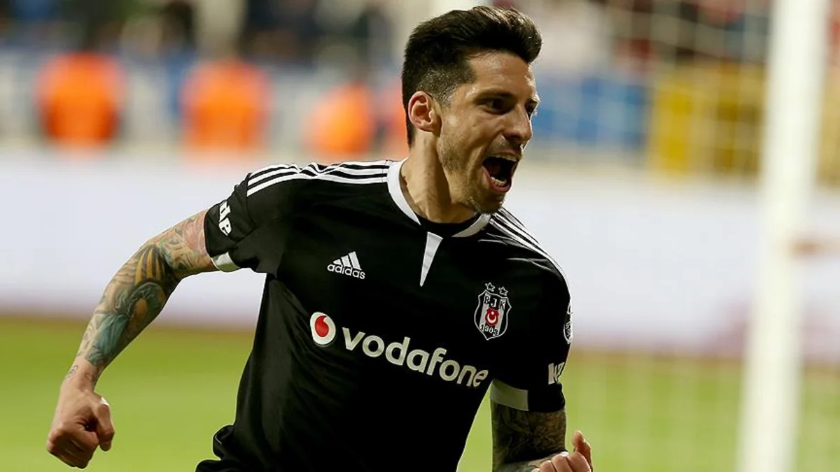 Milan klubu Beşiktaşın yarımmüdafiəçisini transfer edib