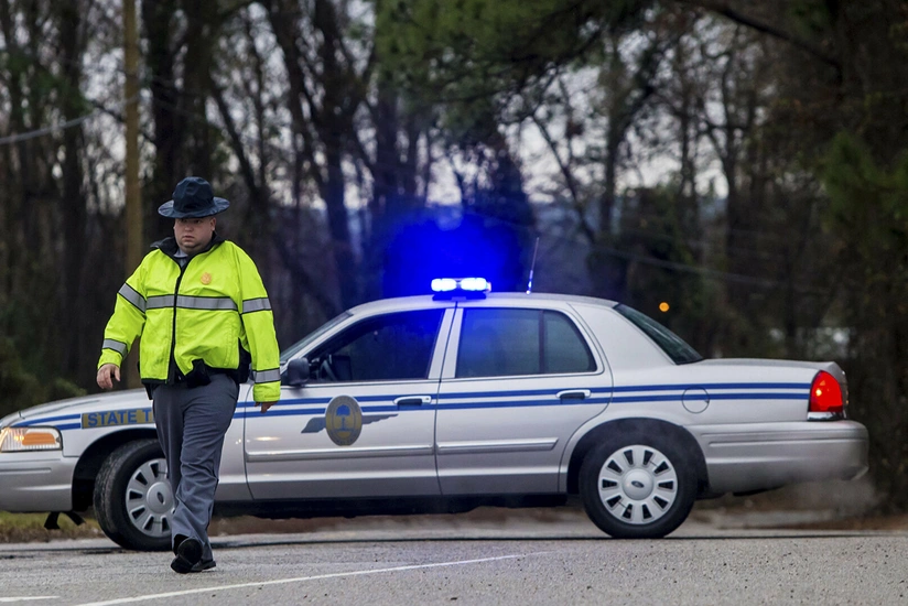 Hydrochloric acid leaks from derailed 50-car train in Minnesota