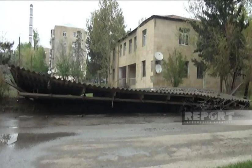 Mingəçevirdə uşaq bağçasının həyətini su basıb, ərazidəki tikili uçub