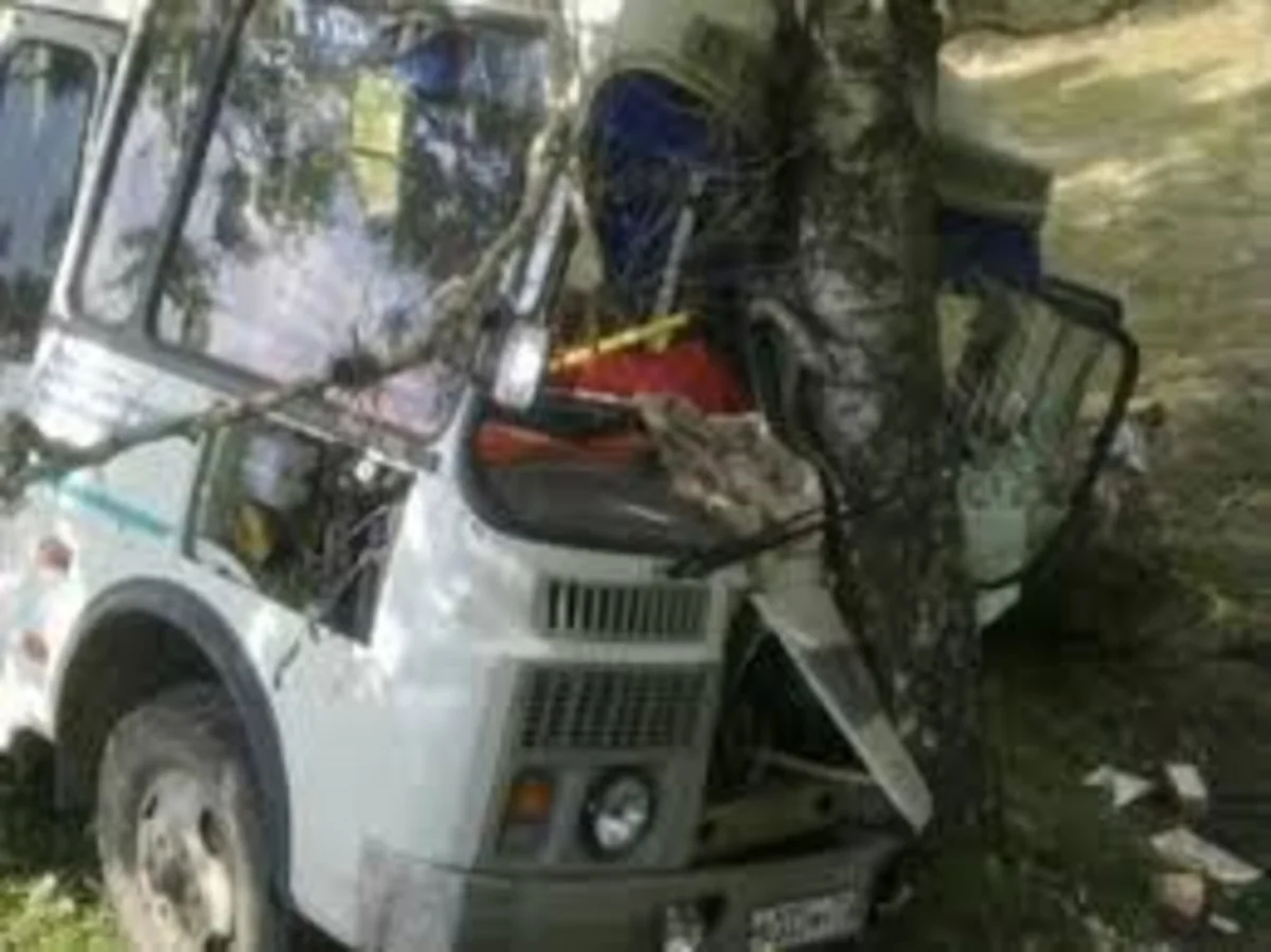 Sumqayıtda sərnişin avtobusu dirəyə çırpılıb, xəsarət alan var