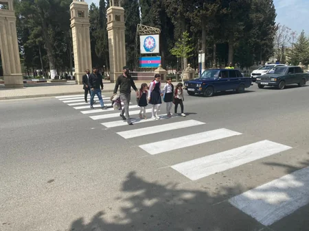 Polis Ağsuda piyadaları və sürücüləri cərimələdi