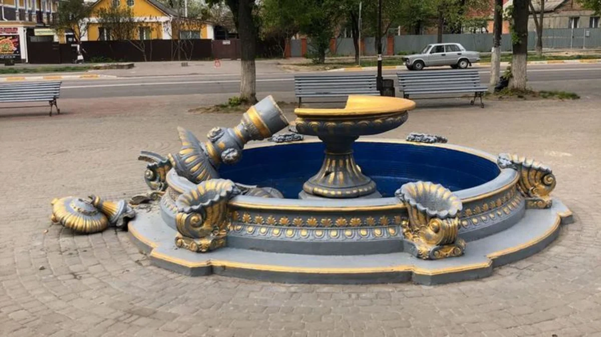 Selfi çəkmək istəyərkən fontanı dağıtdı - VİDEO