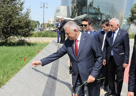 Binəli Yıldırım Heydər Əliyevin məzarını və Şəhidlər xiyabanını ziyarət edib