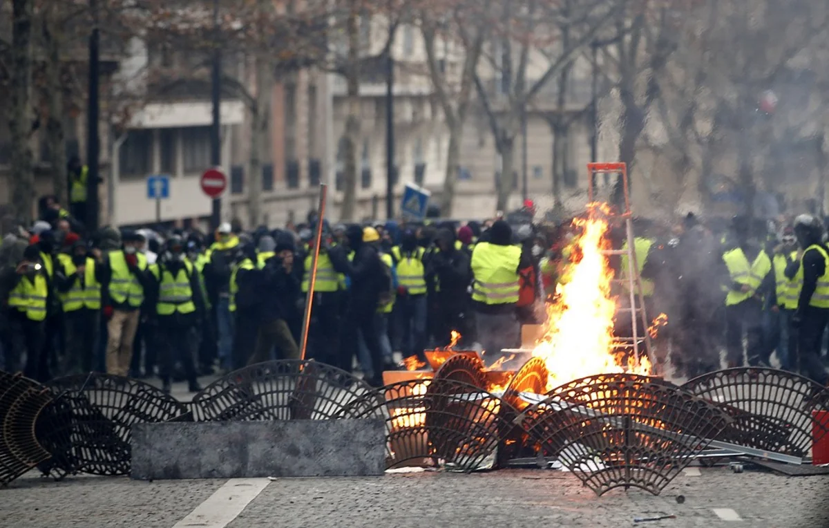 1726 detained at yellow vest’ protests in France
