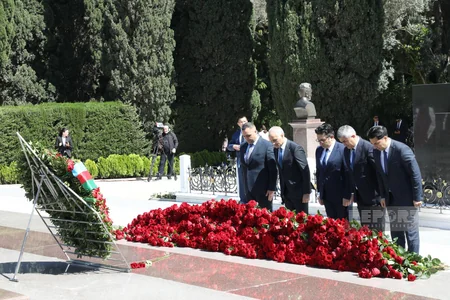 Ümummilli Lider Heydər Əliyevin xatirəsi anılır - FOTOREPORTAJ