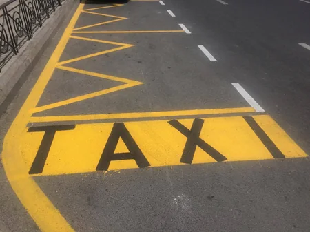 Bakıda taksi duracaqları üçün xətlər çəkilir