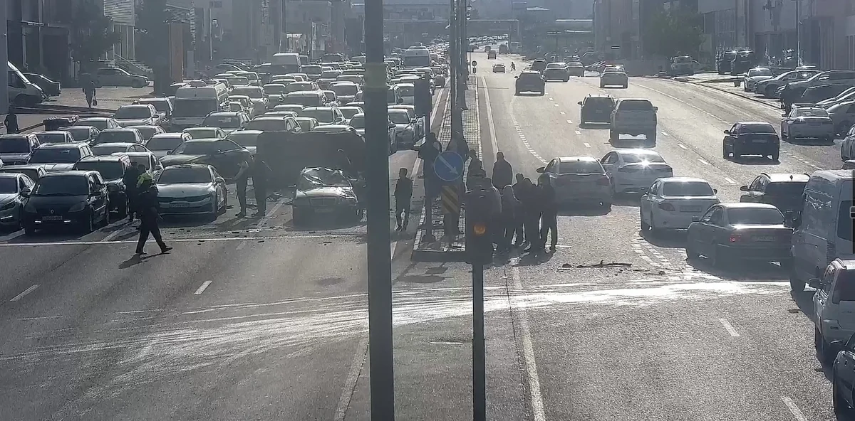 Babək prospektində yol qəzası tıxaca səbəb olub