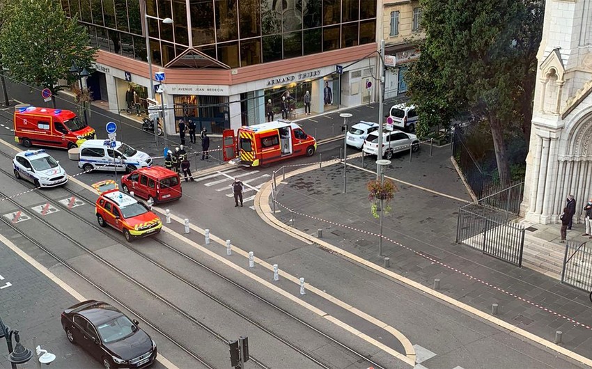 Nitsada naməlum şəxs insanlara bıçaqla hücum edib