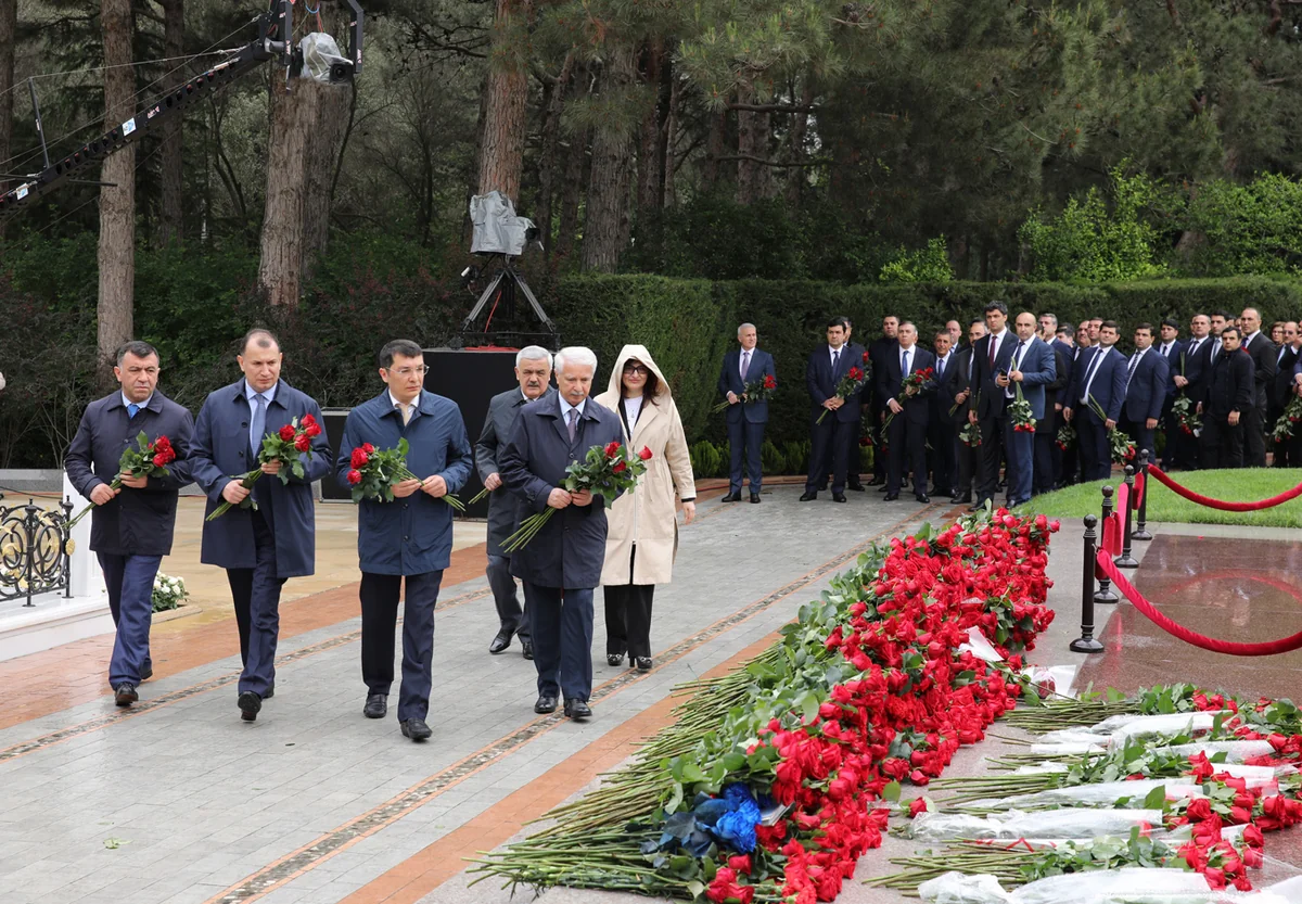 Коллектив министерства экономики почтил память Гейдара Алиева