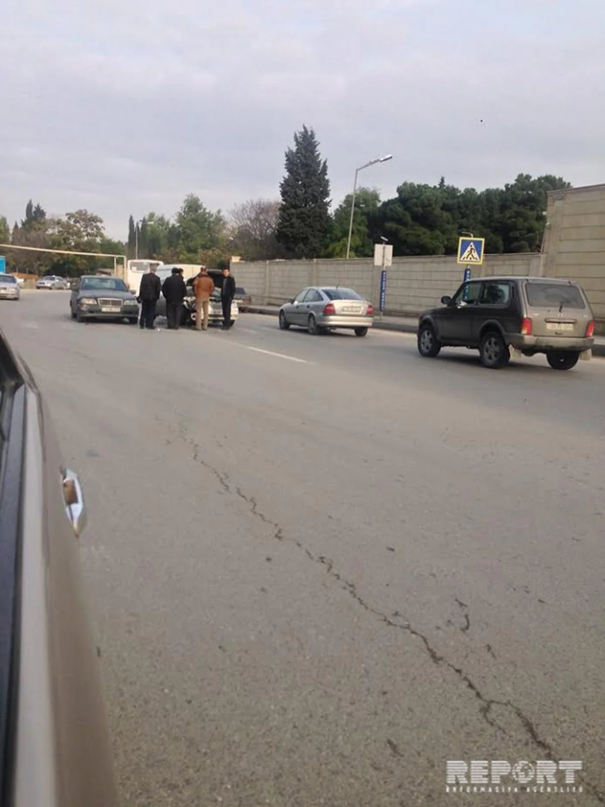 Bakıda yol qəzası baş verib, avtomobil deformasiyaya uğrayıb - FOTO