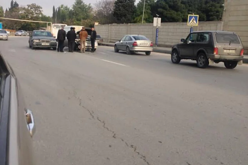 В Баку произошло ДТП, автомобиль получил повреждения