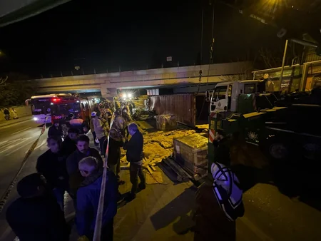 İstanbulda yük maşını avtomobilin üzərinə aşıb, 4 nəfər ölüb
