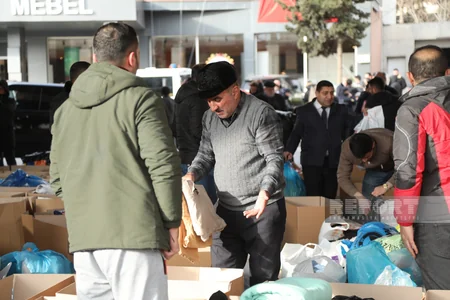 Bakıda Türkiyədə zəlzələdən zərərçəkənlərə yardım toplanılır - VİDEO