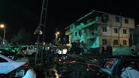 ​İstanbulda polis şöbəsinə basqın edən iki terrorçu zərərsizləşdirilib, bir polis həlak olub - YENİLƏNİB