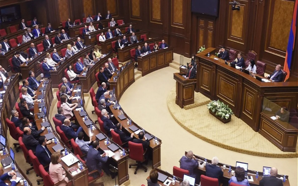 Парламент Армении большинством голосов осудил попыту насильственной смены власти