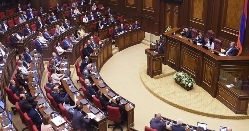Парламент Армении большинством голосов осудил попыту насильственной смены власти