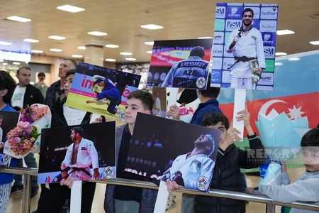 Dünya çempionu Hidayət Heydərov vətənə qayıdıb