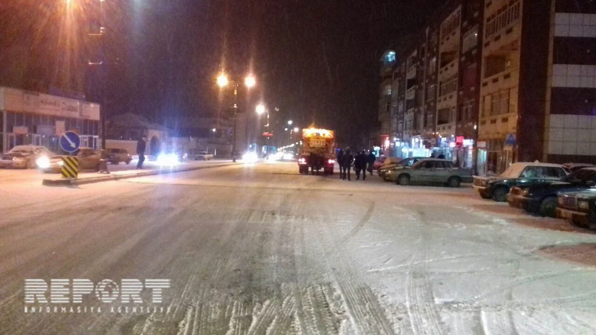 Siyəzəndə maşın dərəyə yuvarlanıb, 3 nəfər yaralanıb